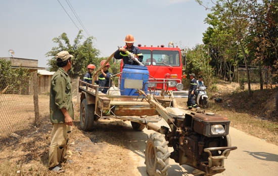 Lực lượng Cảnh sát phòng cháy chữa cháy tỉnh Lâm Đồng chở nước cấp cho người dân vùng hạn.